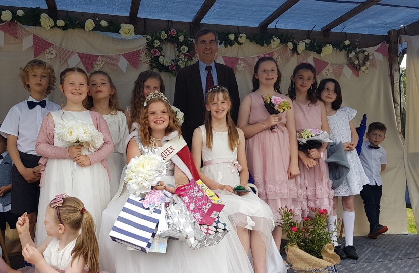 David Rutley MP with, l-r, Benjamin Hutchinson, Pippa Winn, Rosie Hutchinson, Lily Winn (New Queen), Libby Houghton, Maisie Frith (Retiring Queen), Evie Beardsell, Maddy Hollingworth, Poppy Ryan, George Farrall and Ariella Brotherton at the front