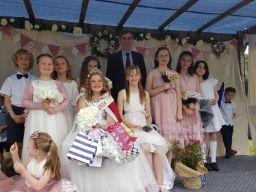 David Rutley MP with, l-r, Benjamin Hutchinson, Pippa Winn, Rosie Hutchinson, Lily Winn (New Queen), Libby Houghton, Maisie Frith (Retiring Queen), Evie Beardsell, Maddy Hollingworth, Poppy Ryan, George Farrall and Ariella Brotherton at the front